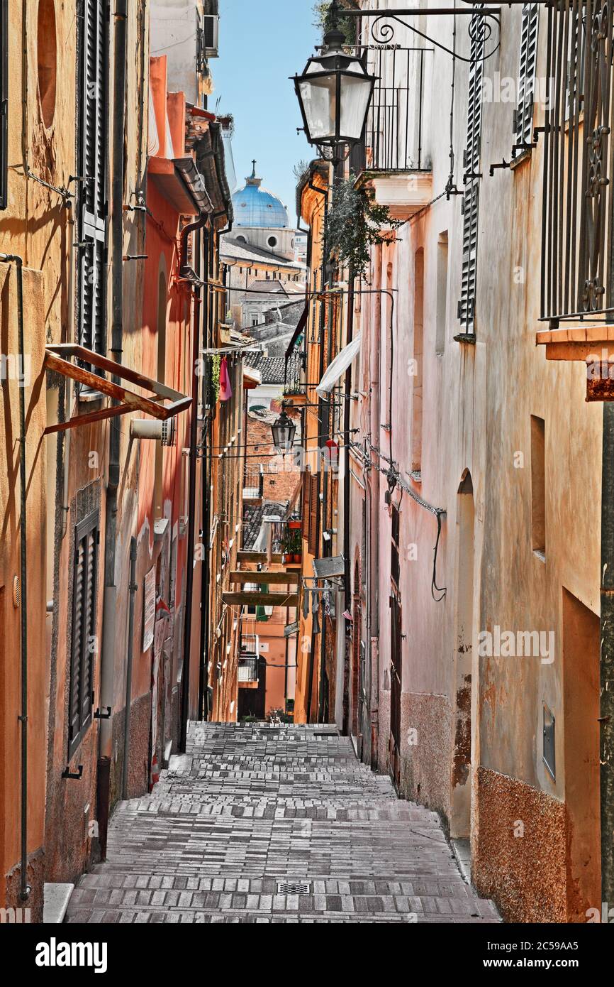 Lanciano, Abruzzo, Italia: Antico vicolo e scalinata con cattedrale sullo sfondo del centro storico Foto Stock