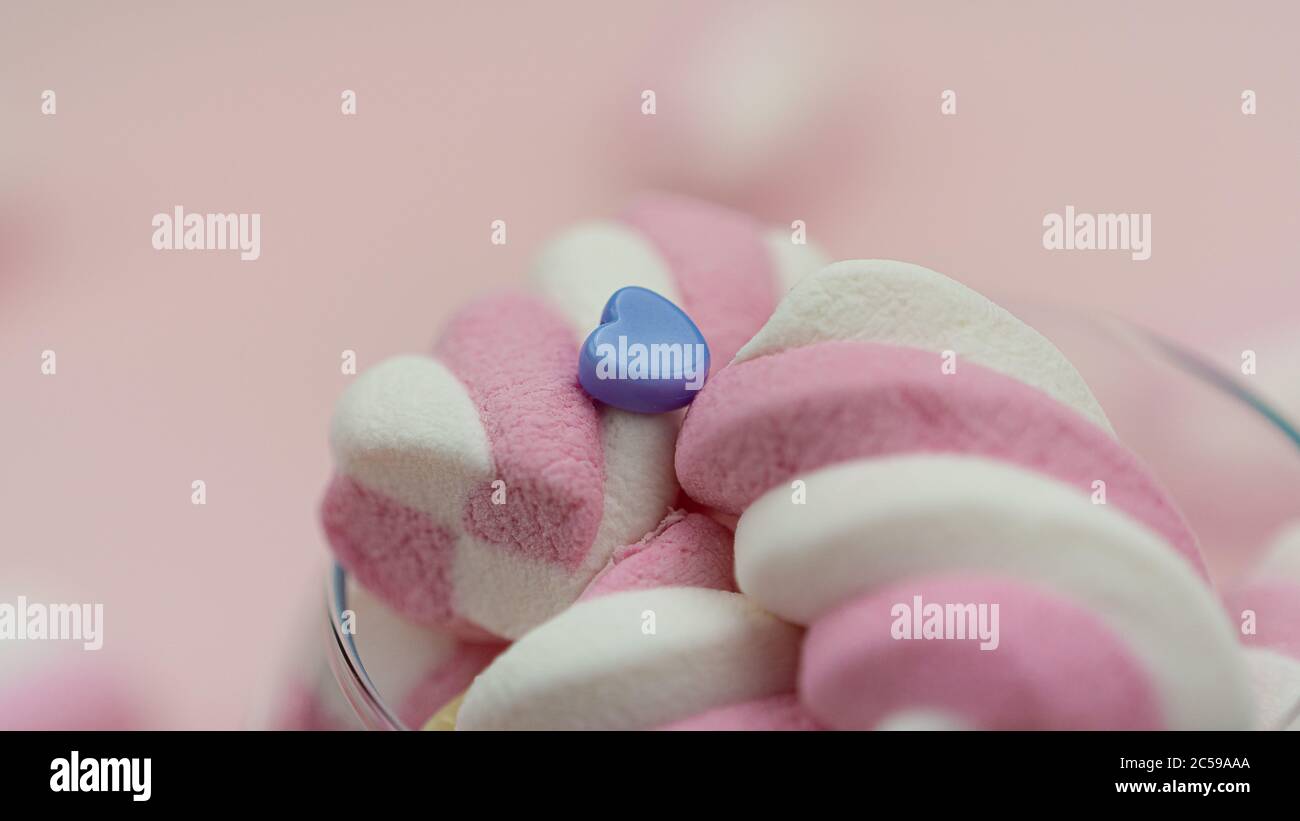 Marshmallow rosa con una deliziosa bevanda calda. Colazione per bambina. Foto Stock