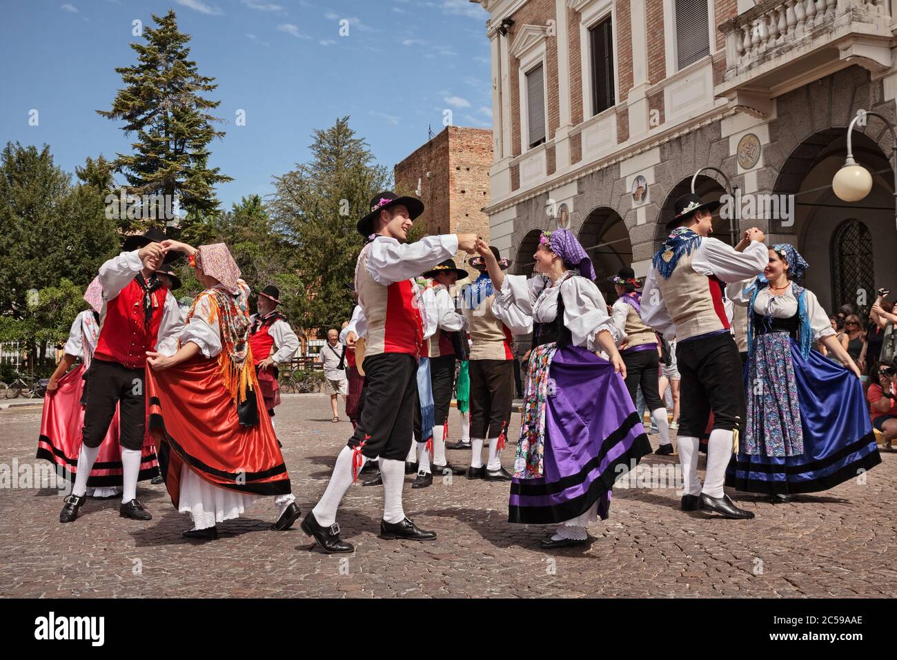 I ballerini folcloristici italiani Danzerini di Lucinico del Friuli Venezia Giulia si esibiscono in danza tradizionale al Festival Internazionale del Folclore di Russi, RA, Italia Foto Stock