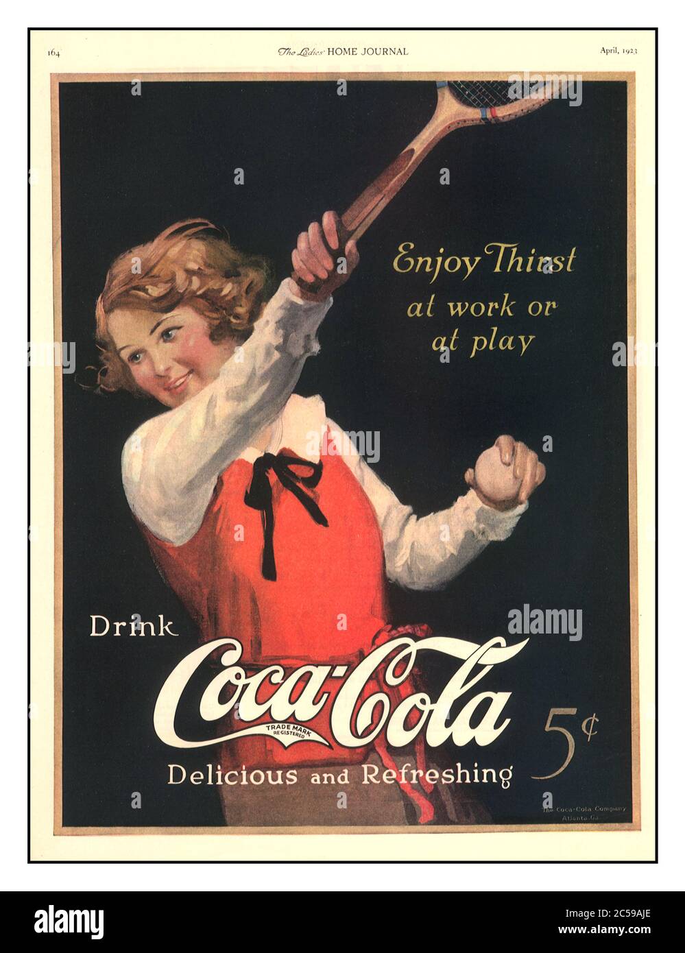 Coca Cola Vintage archivio 1920's Coca Cola Press pubblicità The Ladies Home Journal 1923 ' Godetevi la sete al lavoro o al gioco' che illustra una giovane donna che gioca a tennis in anni 1920 abbigliamento sportivo di moda Foto Stock