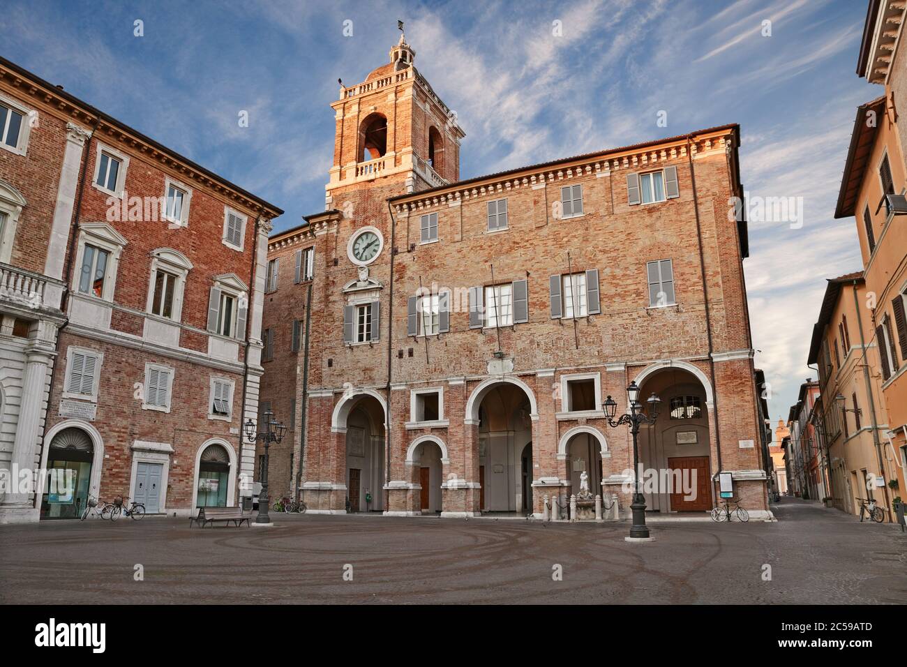 Senigallia, Ancona, Marche, Italia: Piazza Roma con l'antico municipio e la fontana di Nettuno Foto Stock