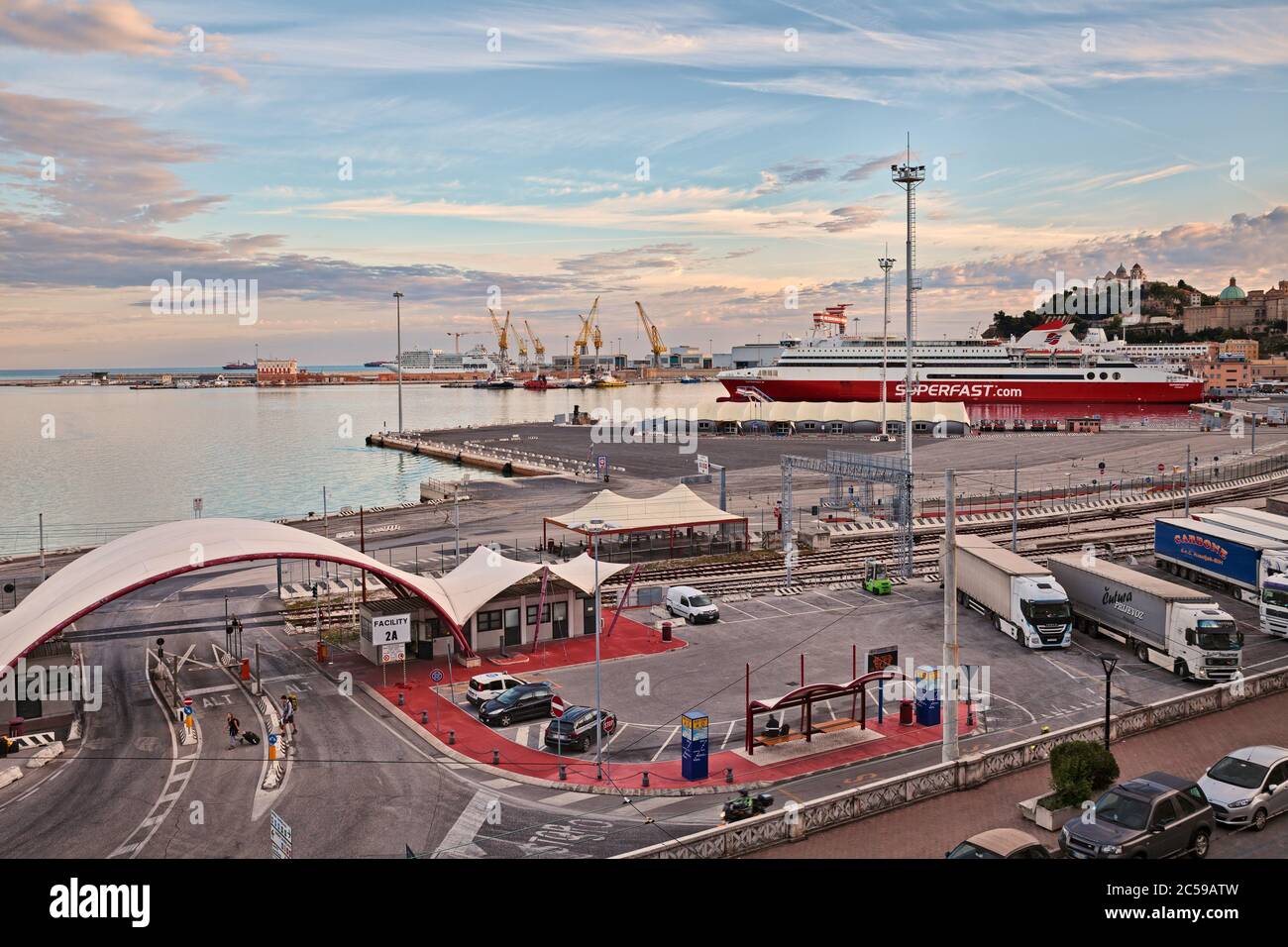 Ancona, Marche, Italia: Vista del porto dei traghetti con dogana e camion di attesa. Sullo sfondo il cantiere e l'antica cattedrale Foto Stock
