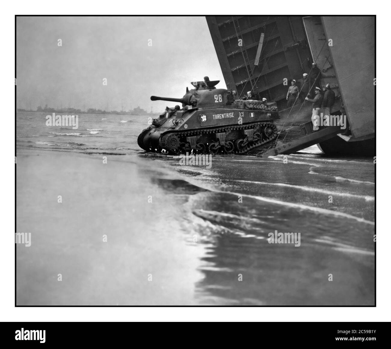 D-Day Operation Overlord fu il nome in codice della battaglia di Normandia, l'operazione alleata che ha lanciato l'invasione di successo dell'Europa occidentale occupata dalla Germania durante la seconda guerra mondiale L'operazione è stata avviata il 6 giugno 1944 con gli sbarchi in Normandia. Il 2° carro armato Sherman della Divisione Armored del Francia libero M4 A2 con il simbolo della Croce Francese libera e la bandiera Francese ‘Tarentaise’ viene a riva da una barca LST statunitense a Utah Beach. Normandia Francia 2 agosto 1944 Foto Stock