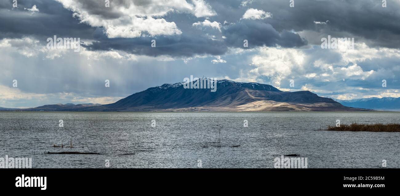 Splendida vista sulle montagne del lago innevate con le spettacolari nuvole nel cielo, Utah Lake state Park, Provo Utah Foto Stock
