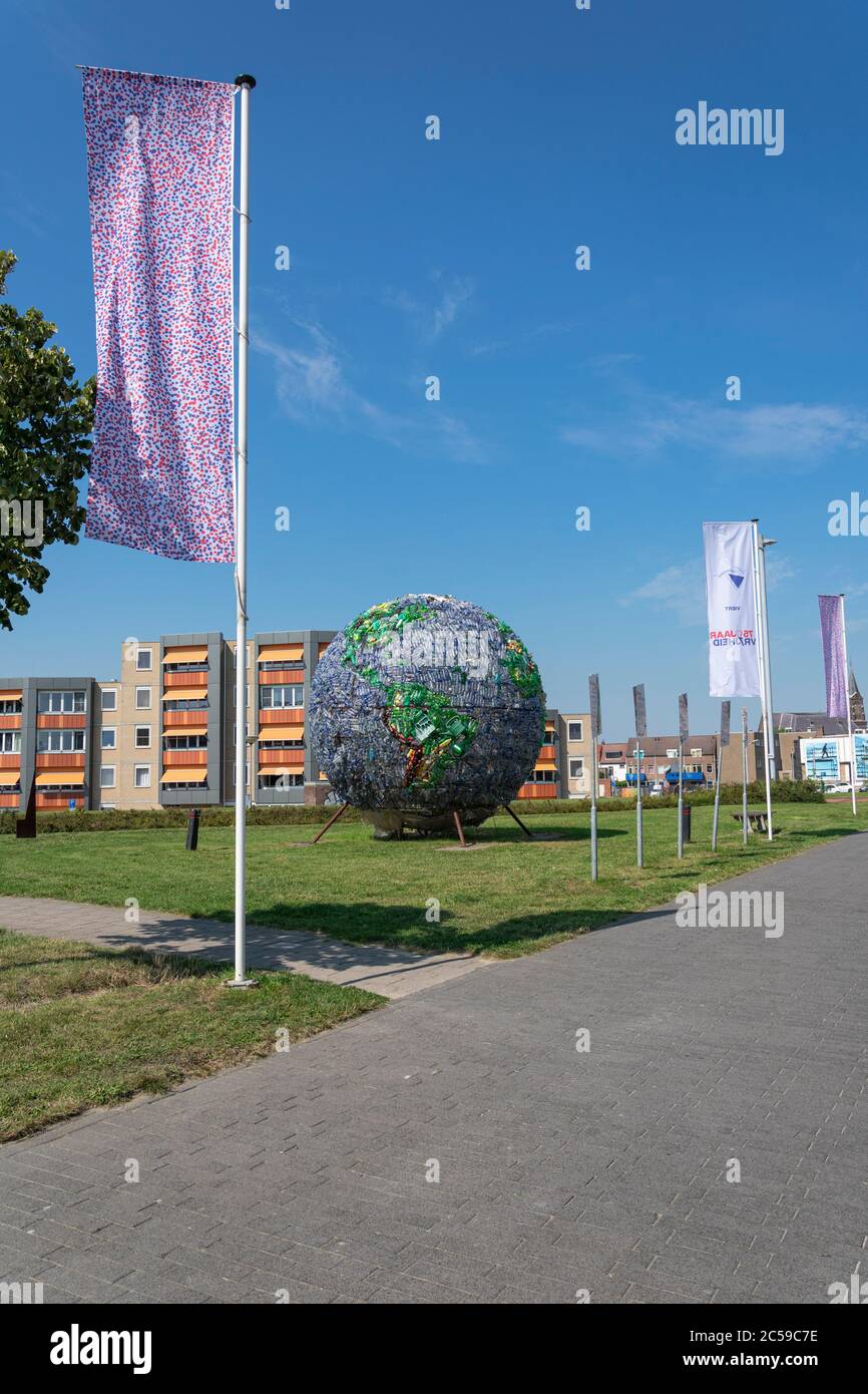 Terneuzen, Paesi Bassi, 25 agosto 2019, globo fatto di bottiglie di PET che protestano contro la zuppa di plastica negli oceani Foto Stock