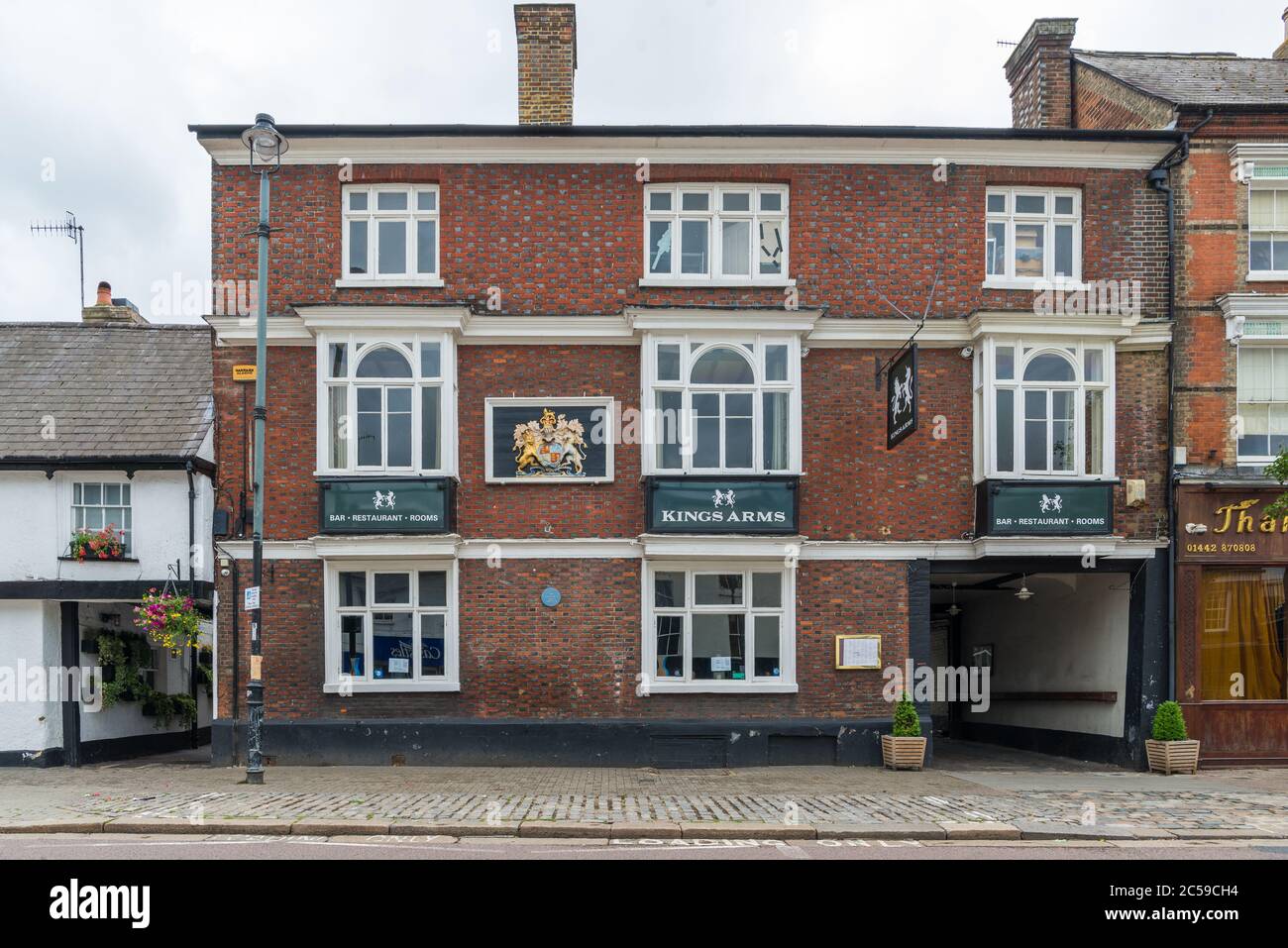 La casa pubblica e hotel Kings Arms in High Street, Berkhamsted, Hertfordshire, Inghilterra, Regno Unito Foto Stock