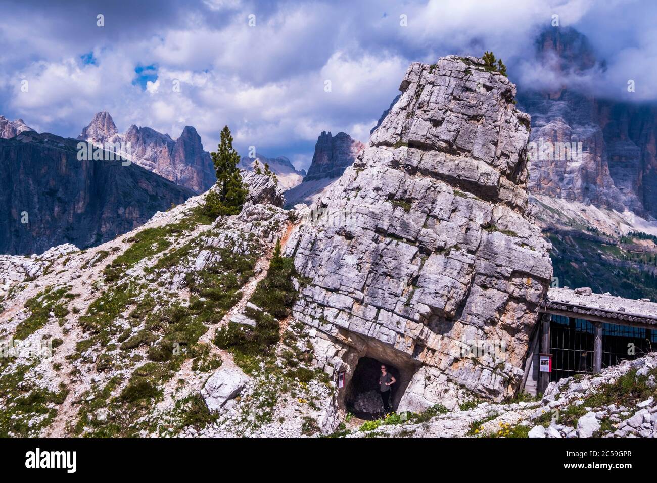 Italia, Veneto, Cortina d'Ampezzo, Dolomiti ampezzane, Patrimonio Mondiale dell'UNESCO, Passo Falzarego, aghi cinque Torri, museo all'aperto della Grande Guerra e sentiero di scoperta delle trincee e casemate della Guerra delle Dolomiti tra Italia e Austria Foto Stock