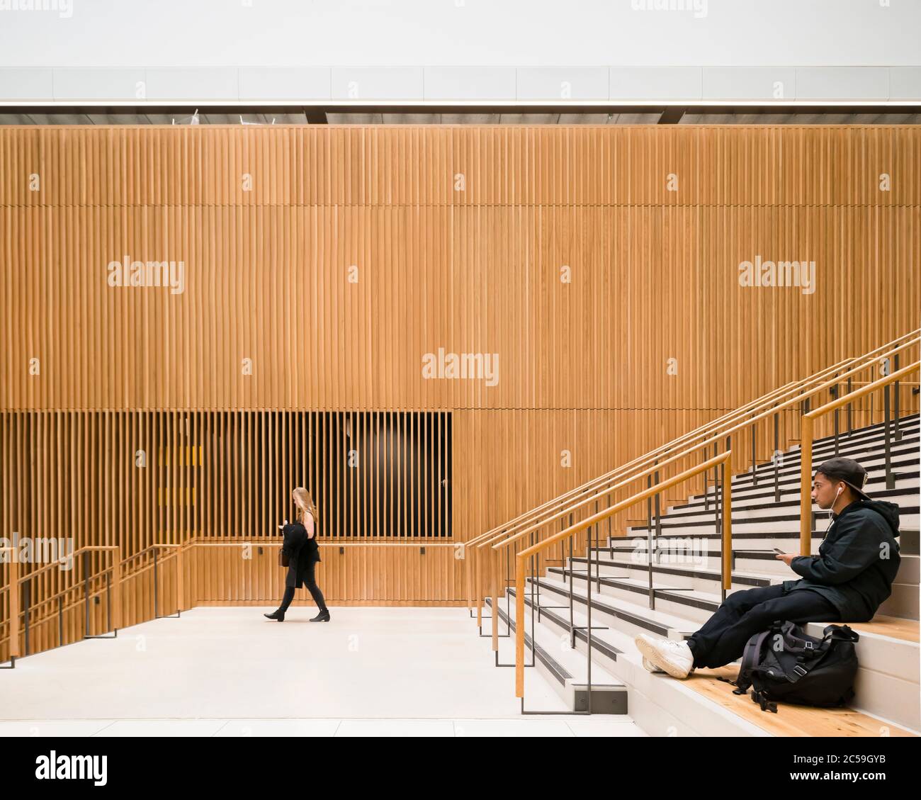 Vista interna dello spazio atrio principale. Città di Glasgow College City Campus, Glasgow, Regno Unito. Architetto: Reiach e Hall Architects, 2015. Foto Stock