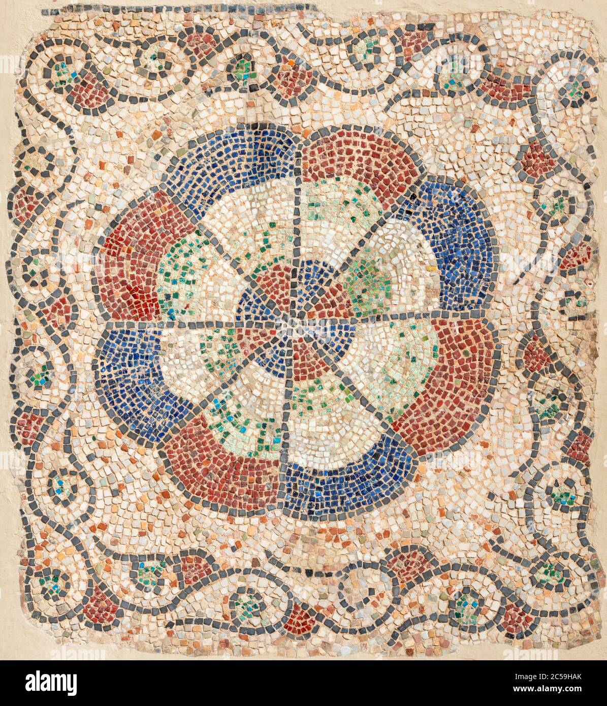 RAVENNA, ITALIA - 29 GENNAIO 2020: Il particolare della pavimentazione in mosaico paleocristiana, costruita dall'anziano nella chiesa di San Giovanni Evangelista. Foto Stock