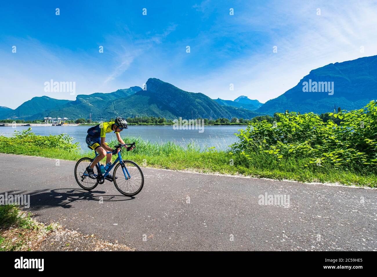 Francia, Isere, Grenoble, pedalando sulla V64 Green Lane sulla riva sinistra del fiume Isere, massiccio Chartreuse sullo sfondo Foto Stock