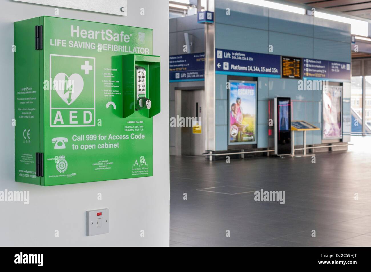 Gabinetto di Defilbrillator sulla Reading Railway Station Concourse, Reading, Berkshire, Inghilterra, GB, UK Foto Stock