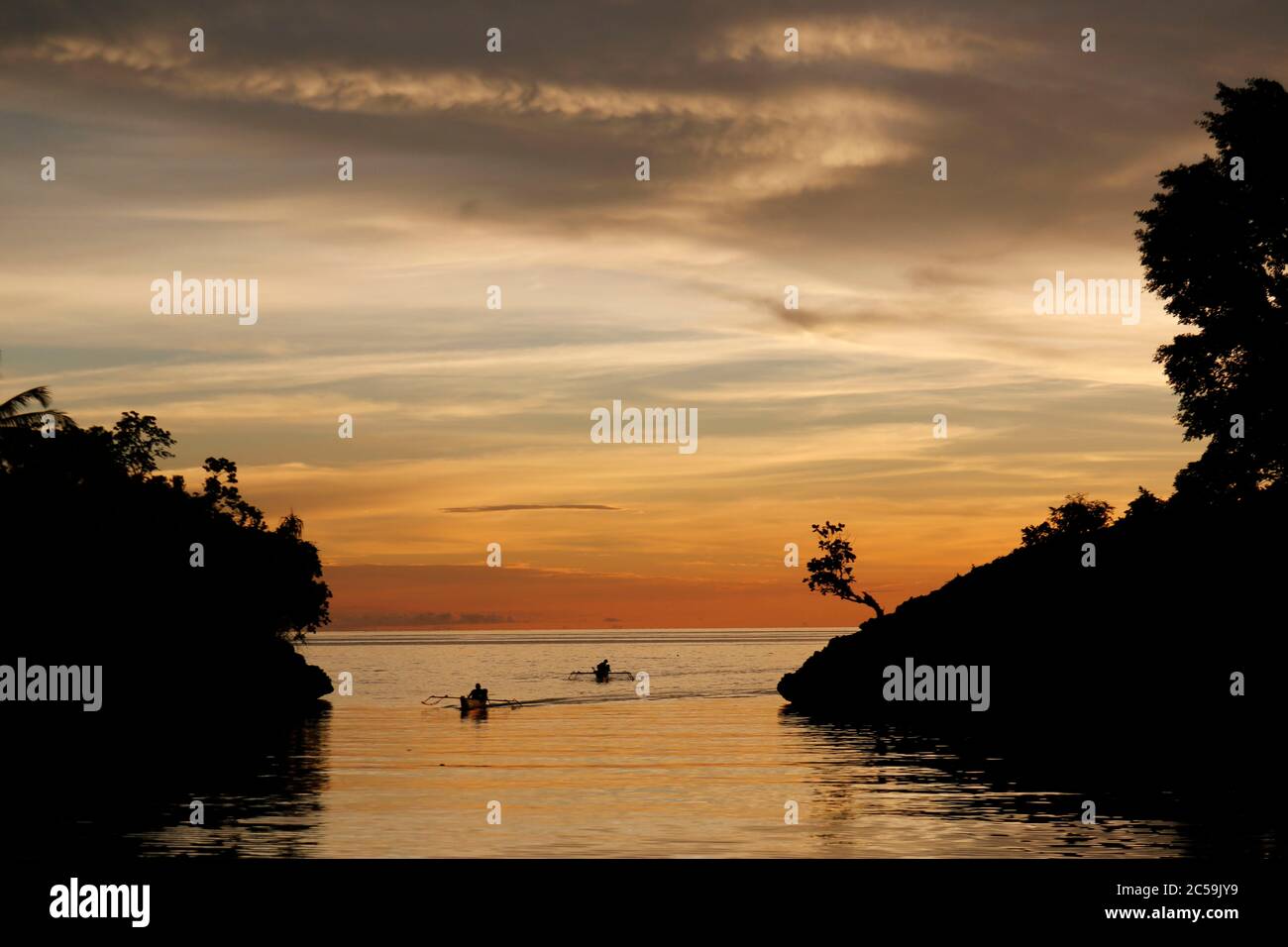 Indonesia, Sulawesi, Isole Togie, tramonto sulle isole dei pescatori Foto Stock