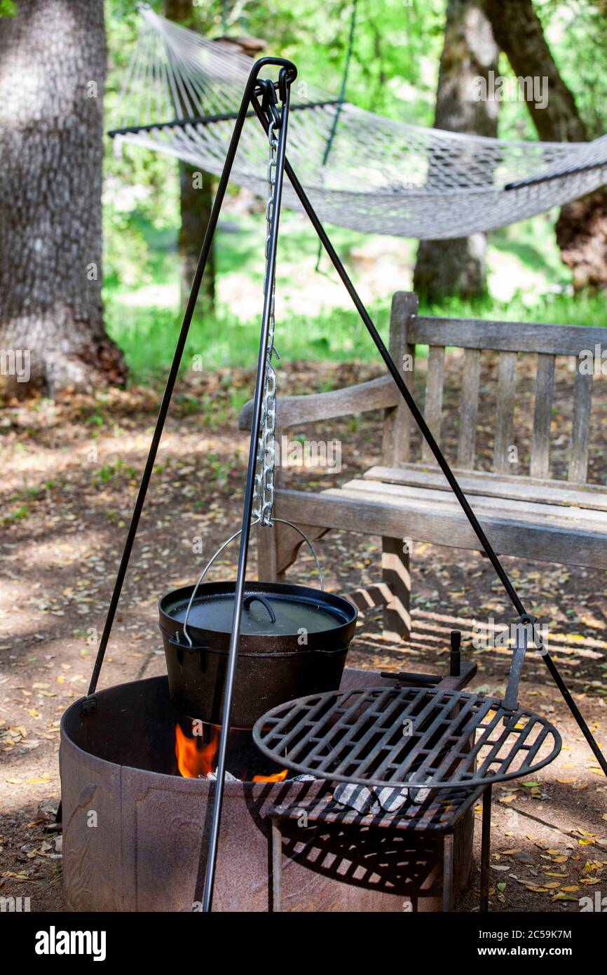 Treppiede con forno olandese appeso al fuoco aperto Foto Stock