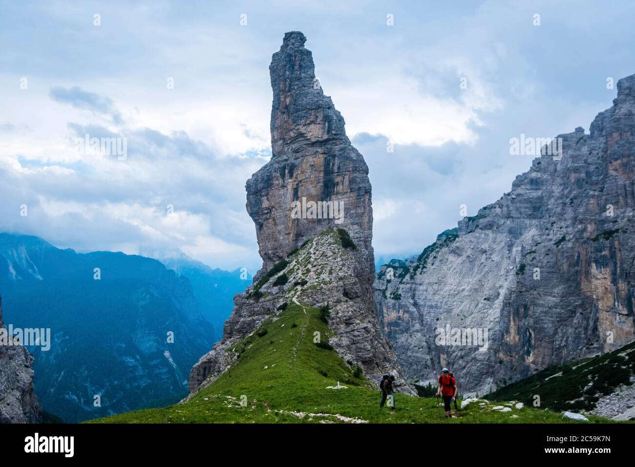 Italia, Friul, Parco Naturale Dolomiti del Friuli, Valle Montanaia e campanile Foto Stock