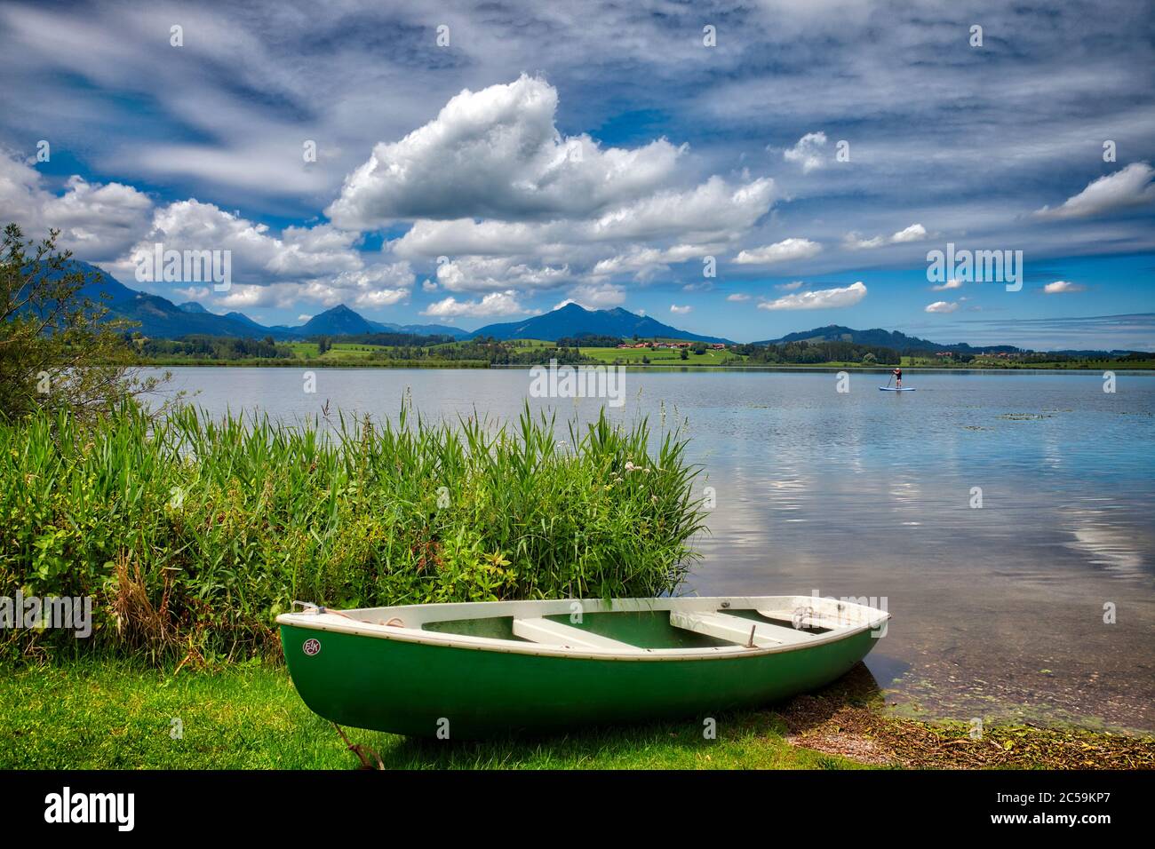 DE - BAVARIA: Lago Hopfensee vicino Fuessen nella regione di Allgaeu (HDR-Image) Foto Stock