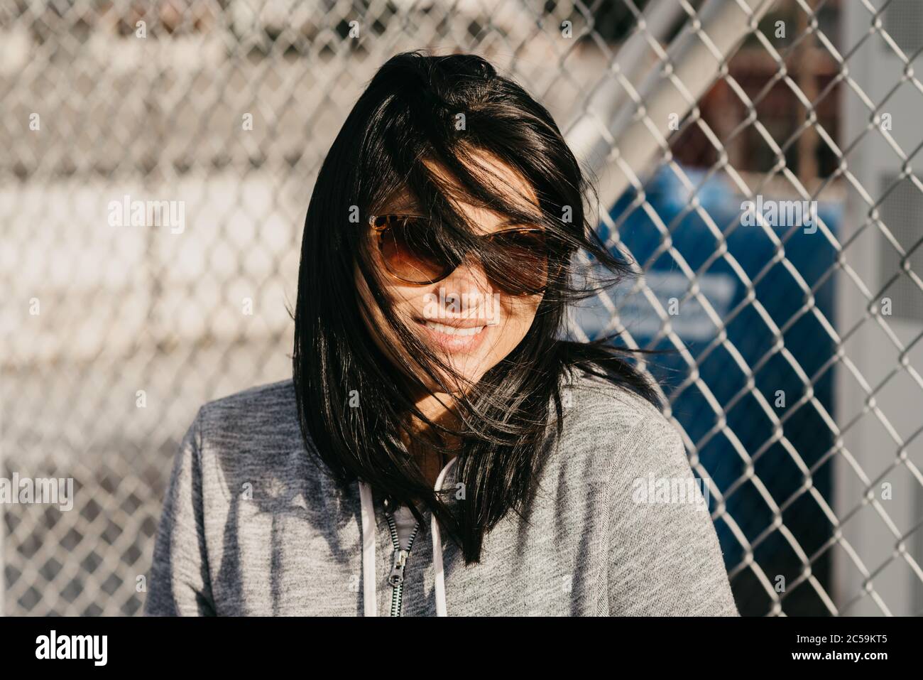 ritratto di bella donna ispanica ridendo Foto Stock