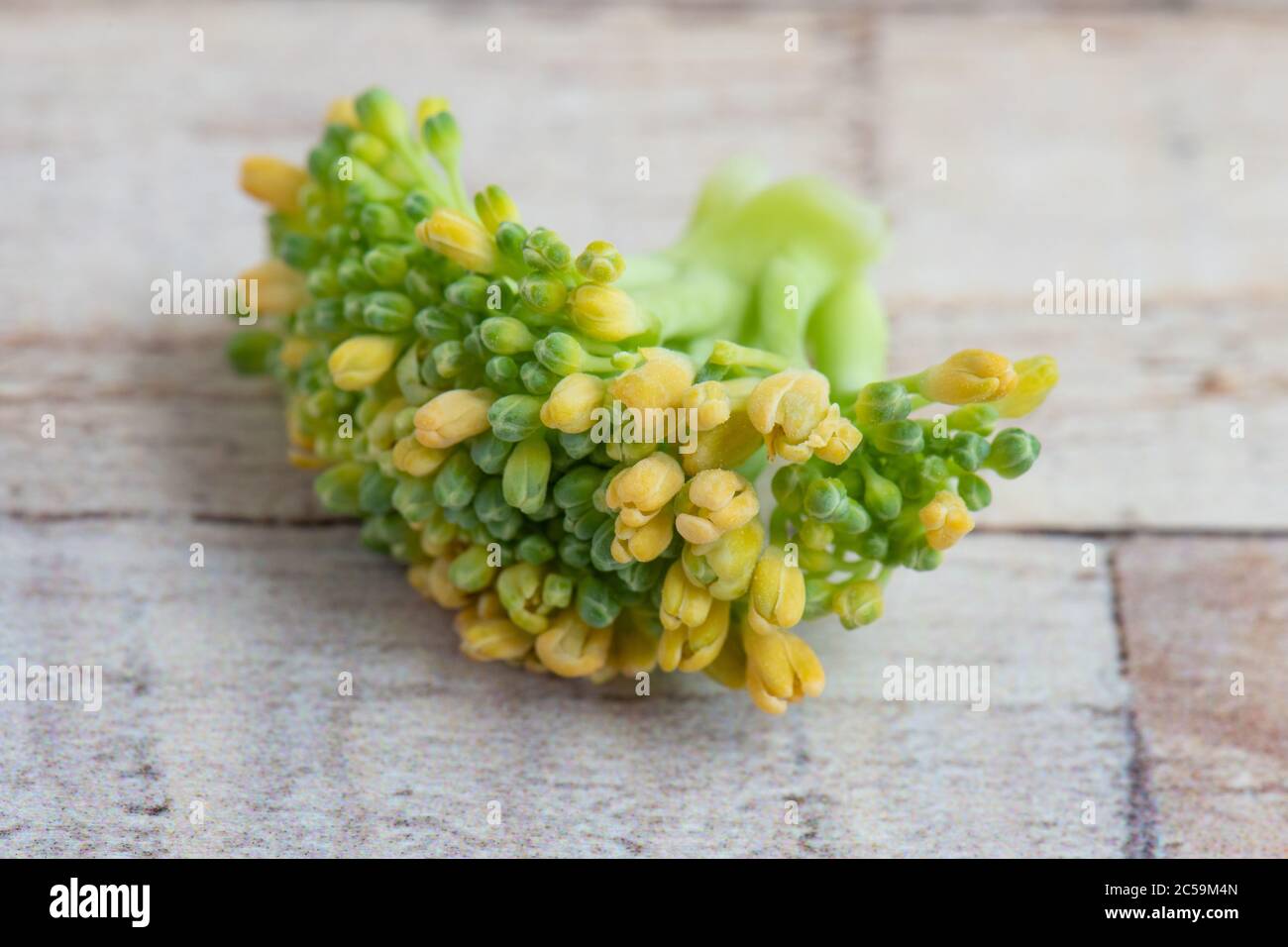Broccoli calabresi ingiallenti Foto Stock