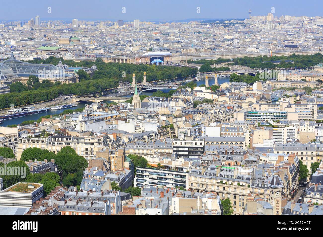 Francia, Parigi, vista dalla Torre Eiffel sul quartiere Gros-Caillou, la Chiesa americana, il Pont des Invalides, il Pont Alexandre III, Place de la Concorde ... Foto Stock