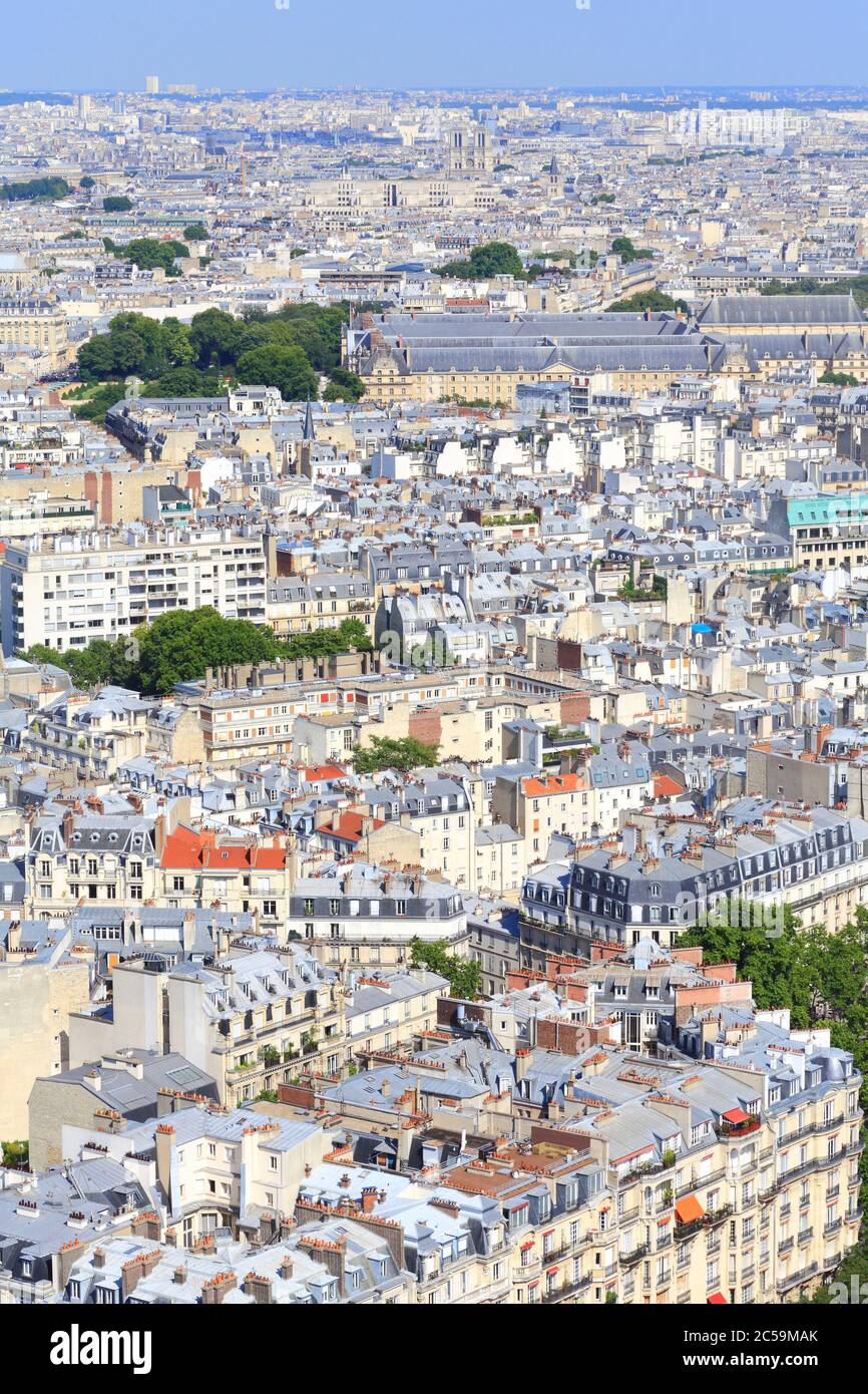 Francia, Parigi, vista dalla Torre Eiffel nel quartiere Gros-Caillou, il 7 ° arrondissement e l'Hôtel des Invalides Foto Stock