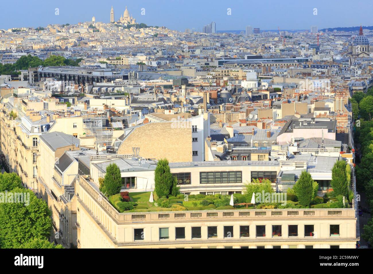 Francia, Parigi, angolo di Avenue Hoche e avenue de Friedland (8 ° arrondissement) poi il 17 ° e 18 ° arrondissement con Montmartre Foto Stock