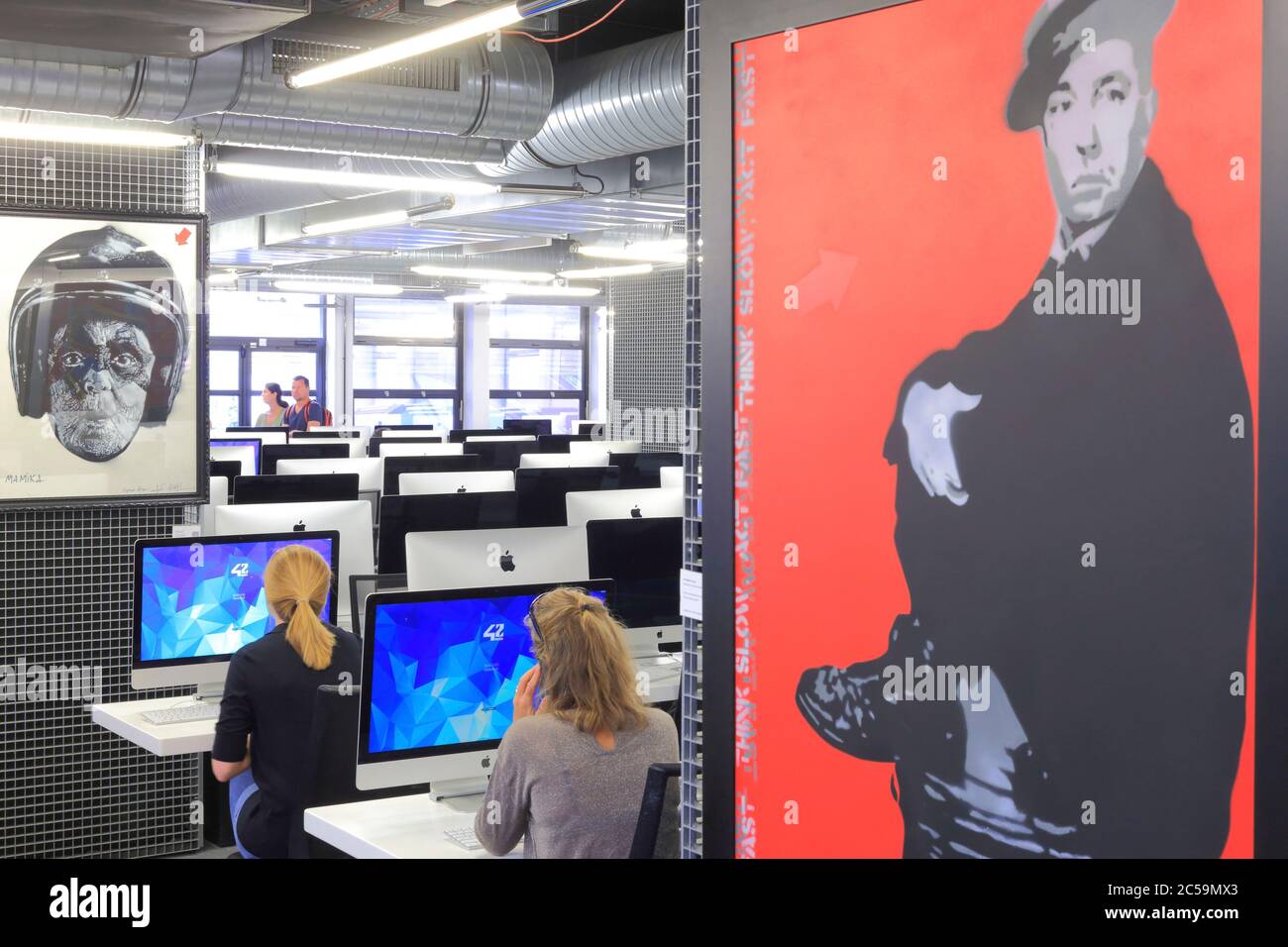 Francia, Parigi, boulevard Bessières, Ecole 42, Art 42 - Urban Art Collection, il primo museo d'arte urbano in Francia installato in una scuola di computer, opere di Jef aerosol e Sacha Goldberger Foto Stock