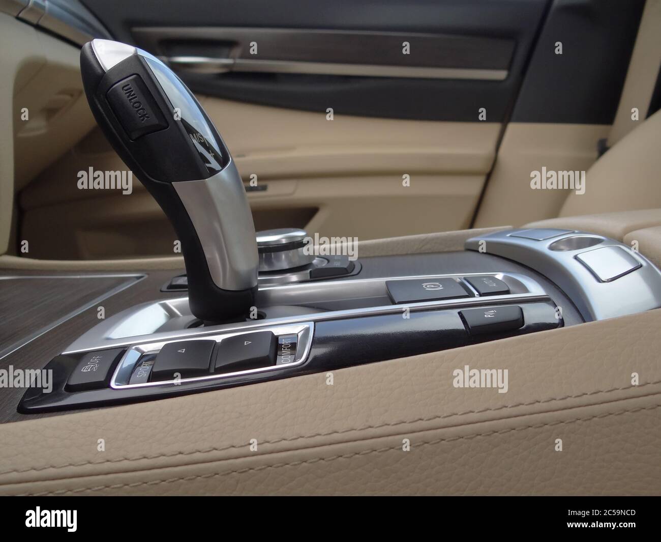 Interni in pelle con cambio automatico per auto di lusso Foto Stock