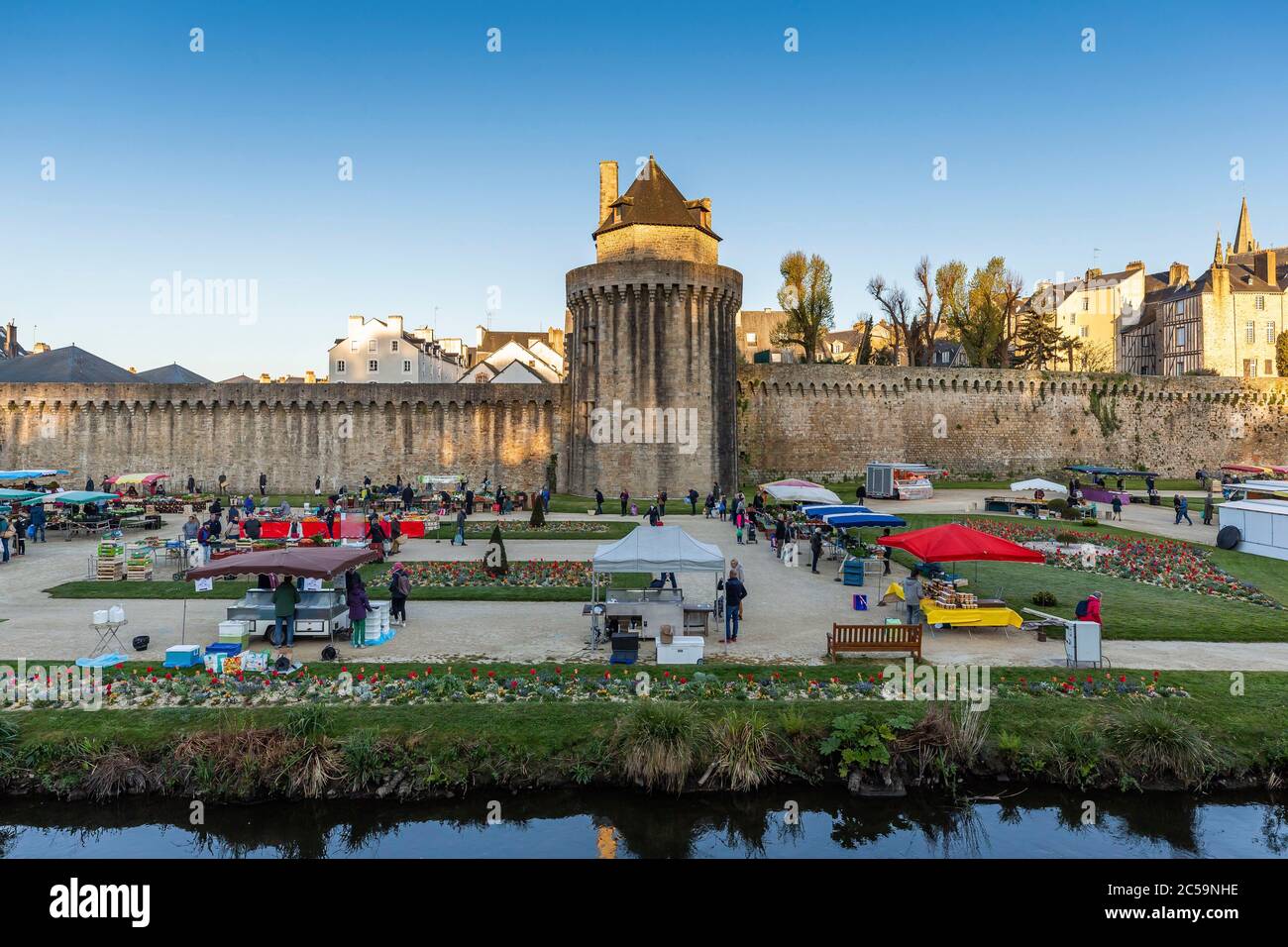 Francia, Morbihan (56), Golfe du Morbihan, Vannes, al momento del confinamento, vista generale dei bastioni e giardini, Tour du Connétable, il mercato si è spostato ai piedi delle Remparts Foto Stock