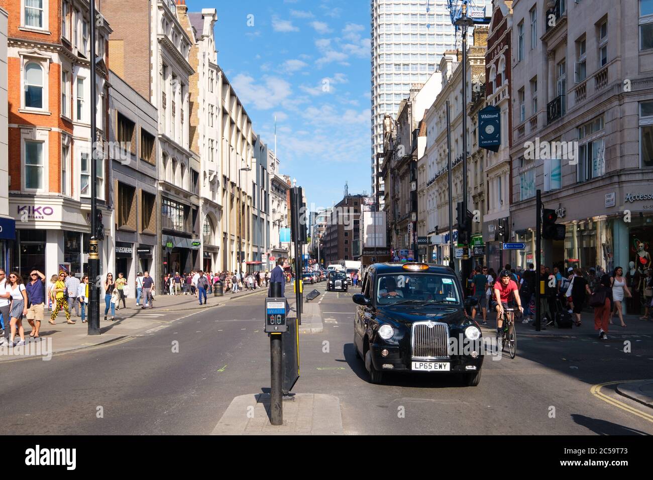Tipico taxi nero in Oxford Street, la strada dello shopping più trafficata d'Europa Foto Stock
