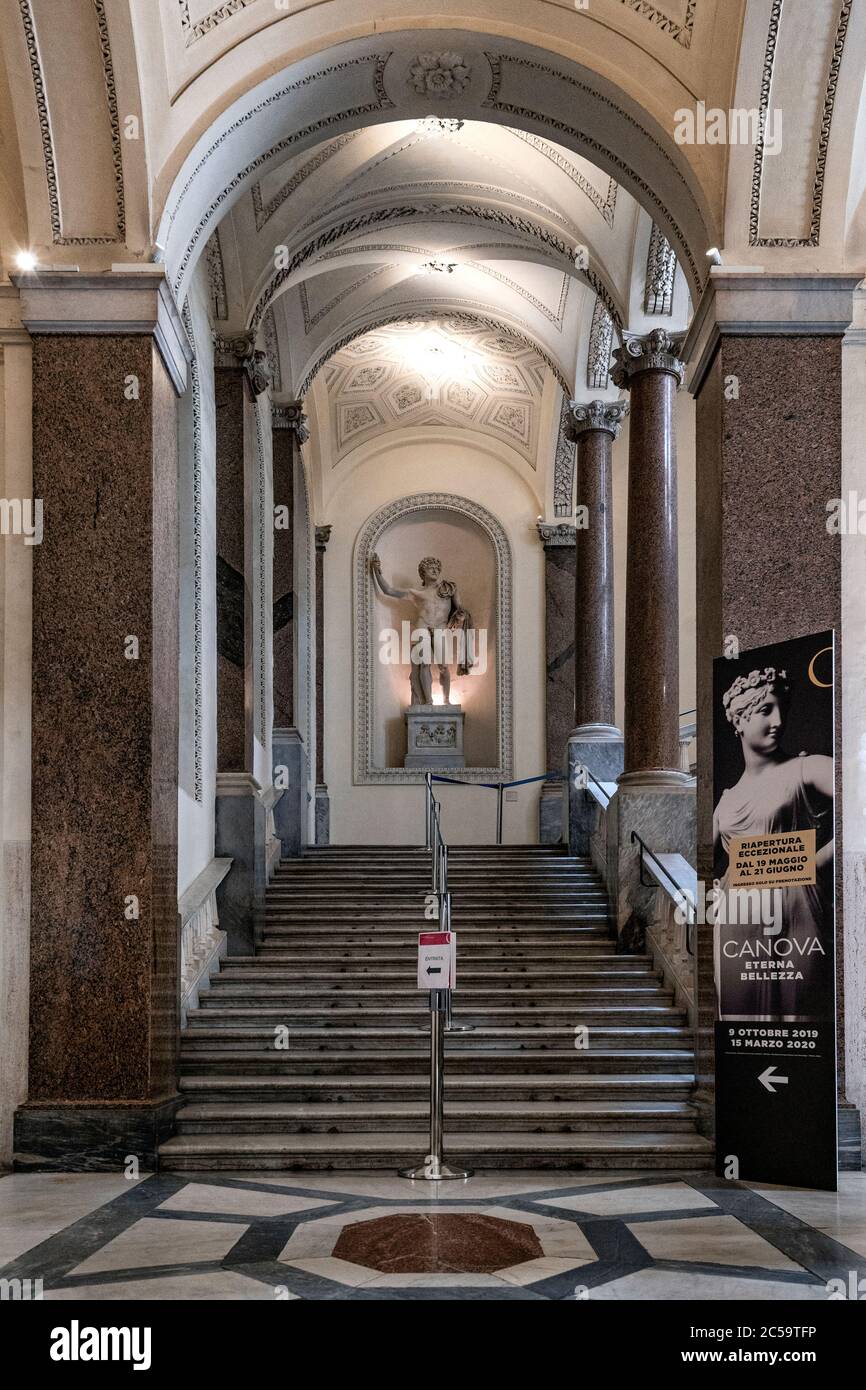 Italia Lazio Palazzo Braschi a Roma: L'elegante scalinata monumentale probabilmente di Valadier, adornata da antiche statue e stucchi Foto Stock