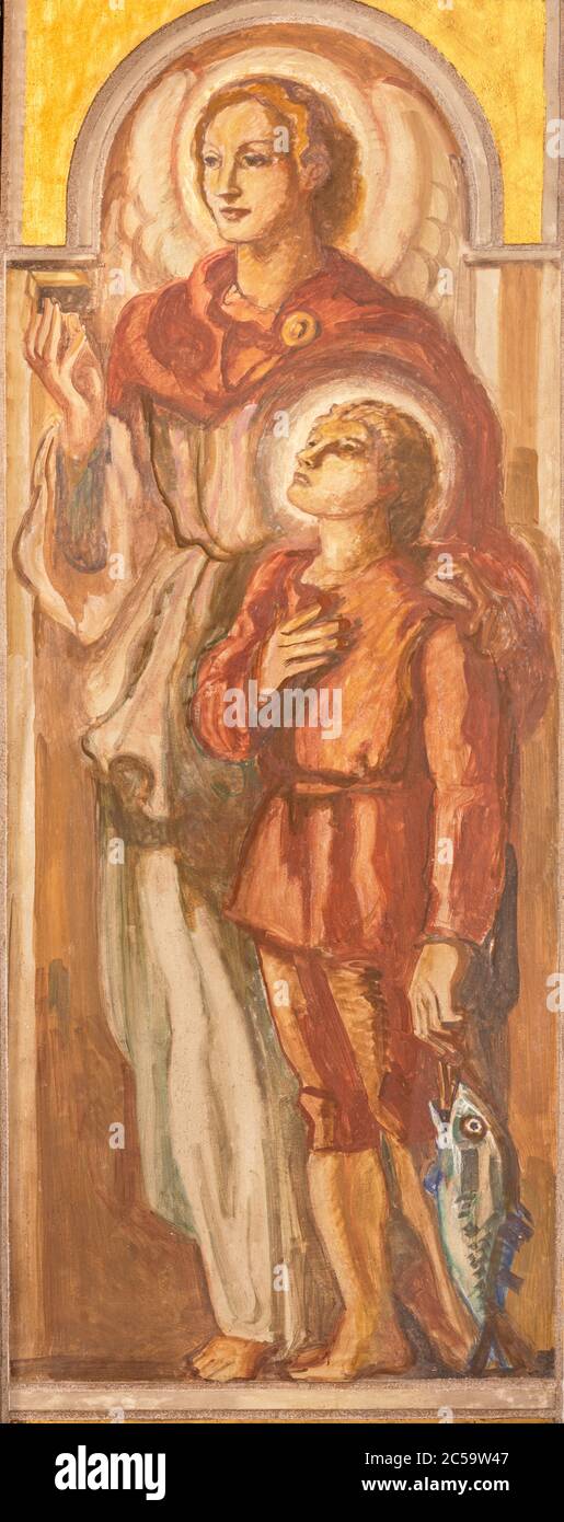 BARCELLONA, SPAGNA - 3 MARZO 2020: L'affresco dell'arcangelo Raffaello con il Tobiac nella chiesa Parroquia Santa Teresa de l'Infant Gesù. Foto Stock
