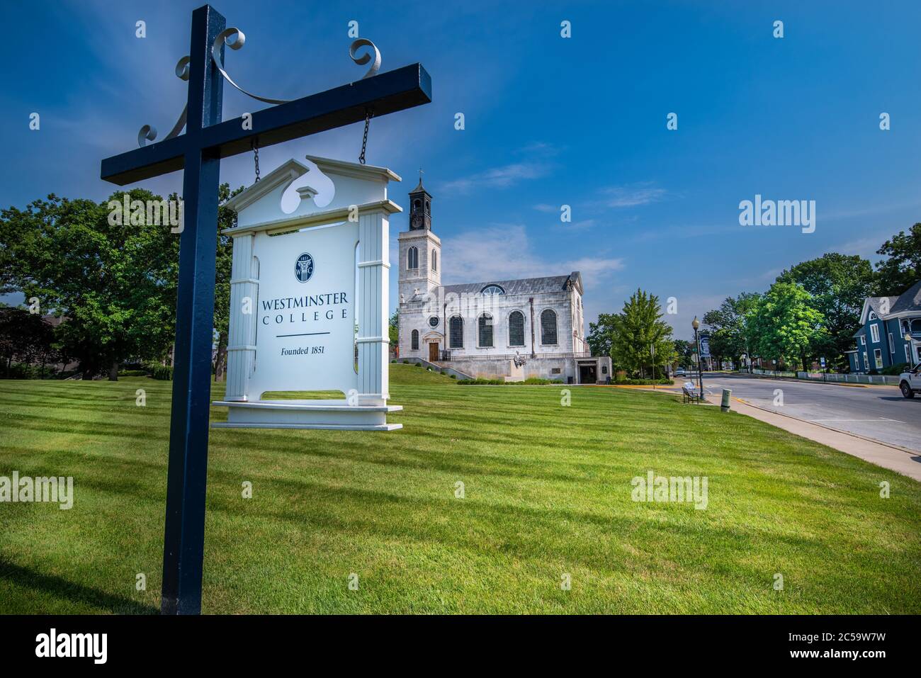 Fulton, MO--26 giugno 2020; segno appende dalla posizione di marcatura del Westminster College con il National Winston Churchill Museum e monumento nel bac Foto Stock