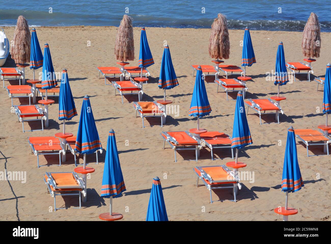 Termoli, Molise, Italy.-06/02/2020 - norme di prevenzione per l'allontanamento sociale in un bagno su una spiaggia di sabbia. Foto Stock
