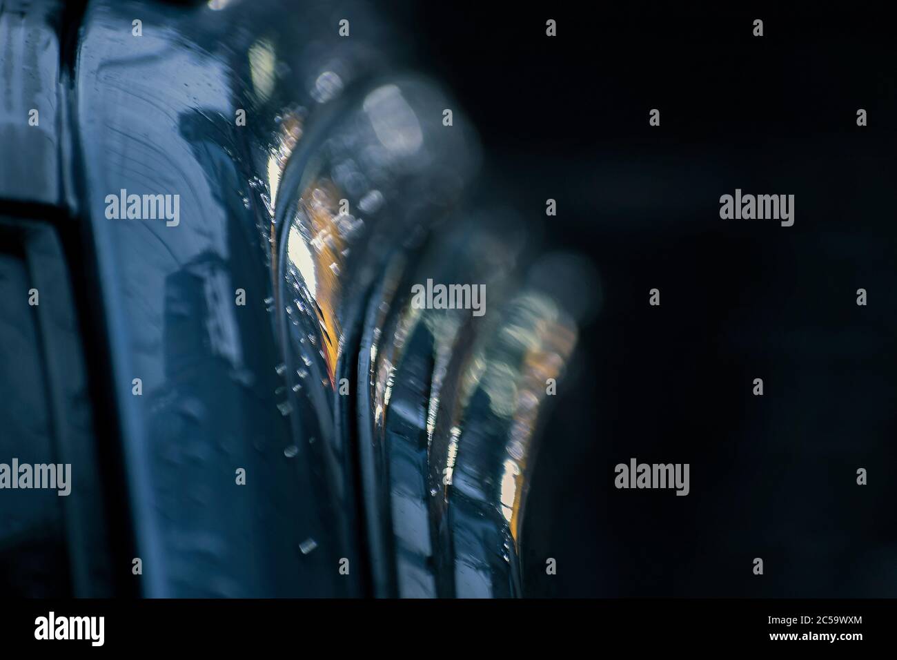 Primo piano foto di gocce di pioggia su un'auto Foto Stock