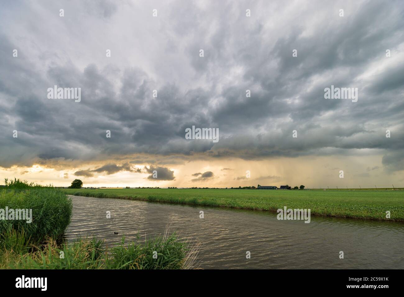 Nuvole tempesta su un ampio paesaggio piano aperto Foto Stock