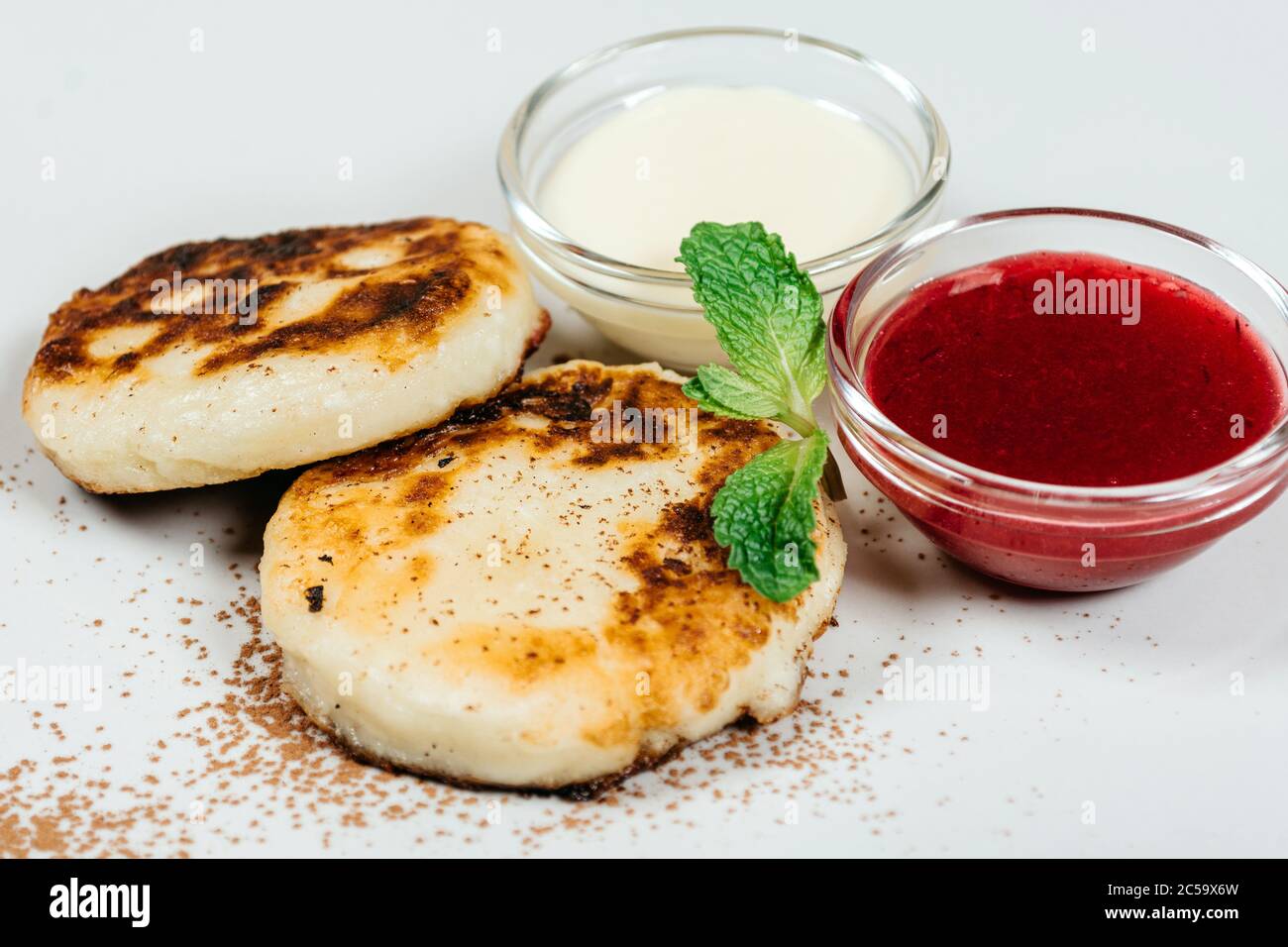 Dessert con pancake con marmellata e latte condensato Foto Stock