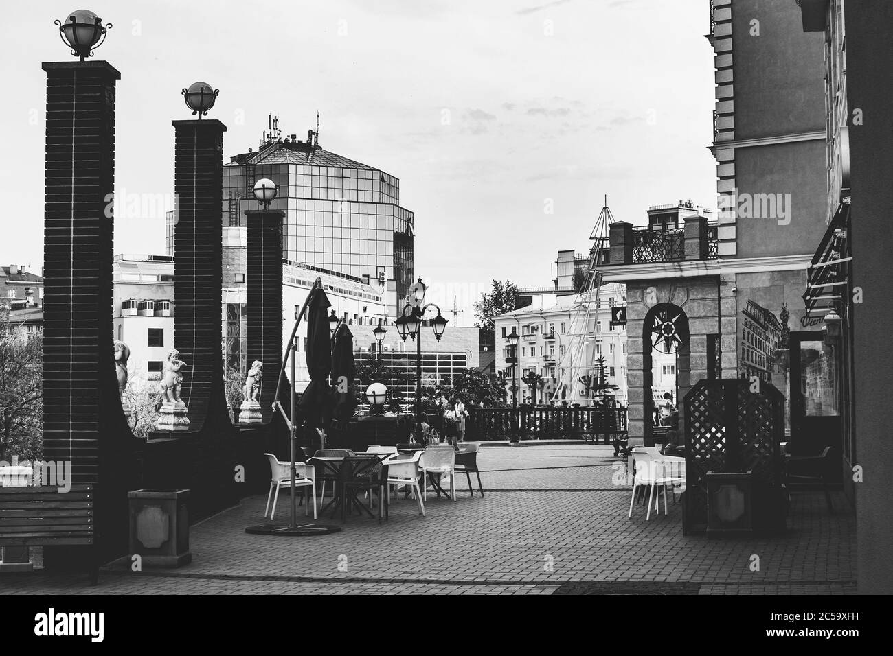 Paesaggio di architettura urbana in bianco e nero Foto Stock