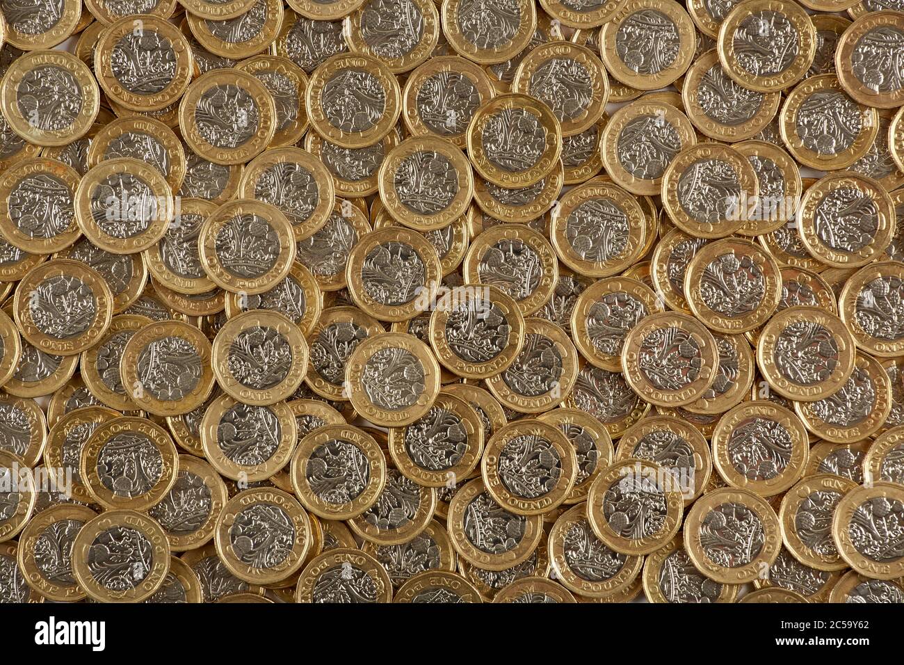 Fotografia dall'alto di pile casuali di monete da £1 nuove (monete in circolazione dopo ottobre 2017) Foto Stock