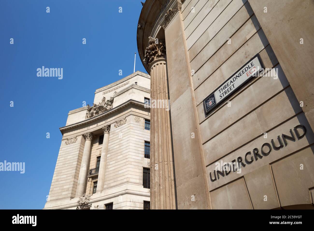 Fotografia dell'insegna di Threadneedle Street sul lato della Bank of England, City of London, UK. Foto Stock