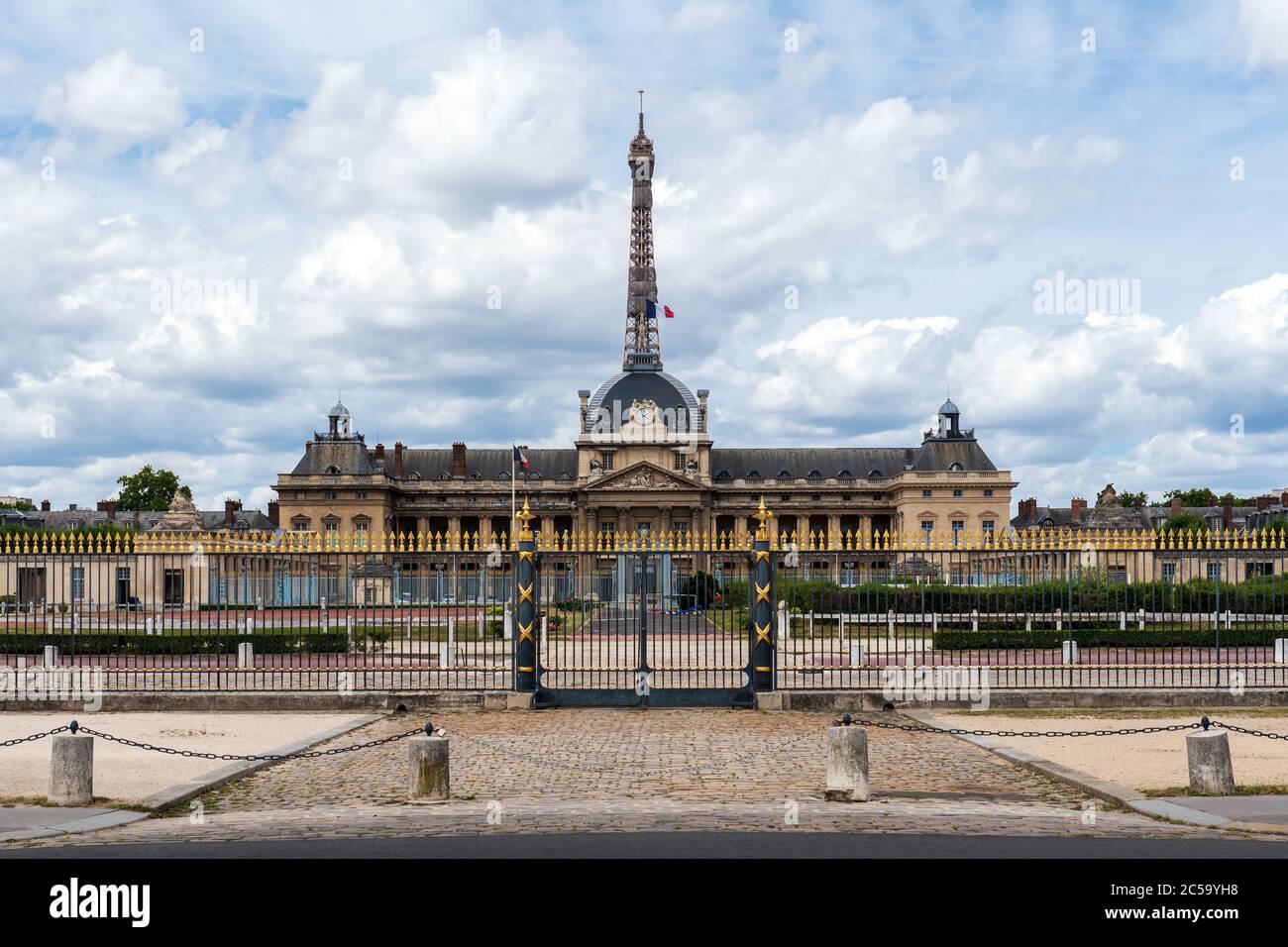 Ecole Militaire con la Torre Eiffel sullo sfondo - Parigi, Francia. Foto Stock