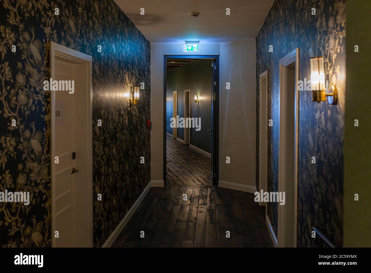 Hotel Renthof, Kassel, Germania. I corridoi per le camere sono accovacciati e affascinanti. Le pareti hanno carta da parati insolita, gesso di argilla con pitture murali ecocompatibili a base di fecola di patate o pietra del vecchio monastero Foto Stock