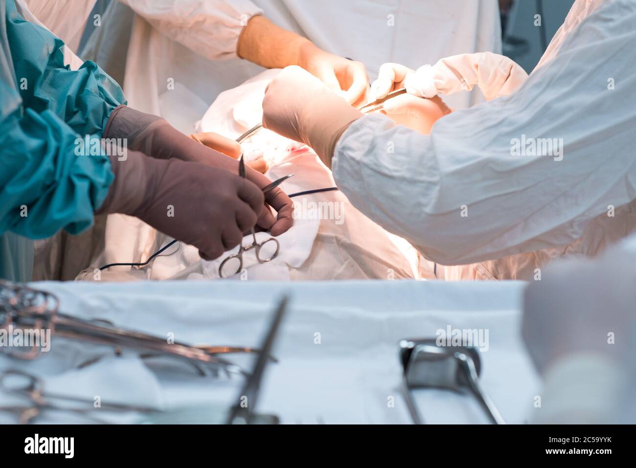 strumenti chirurgici su un tavolo sterile, in sala operatoria Foto Stock