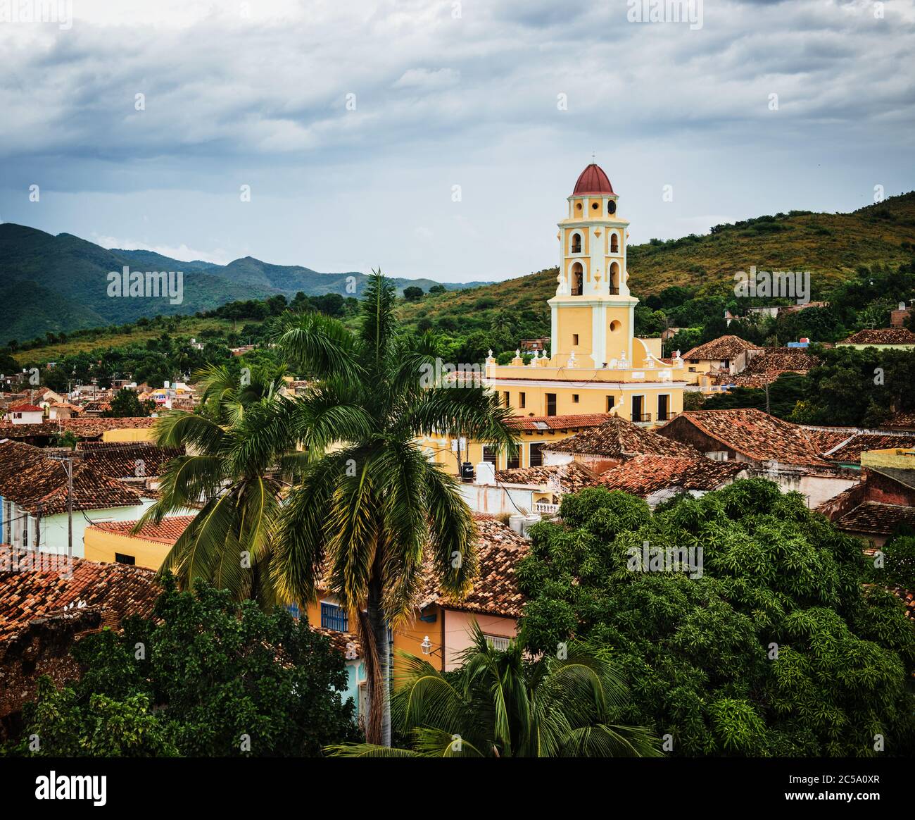 Paesaggio di Trinidad, Cuba con la chiesa di san Fransisco sullo sfondo Foto Stock