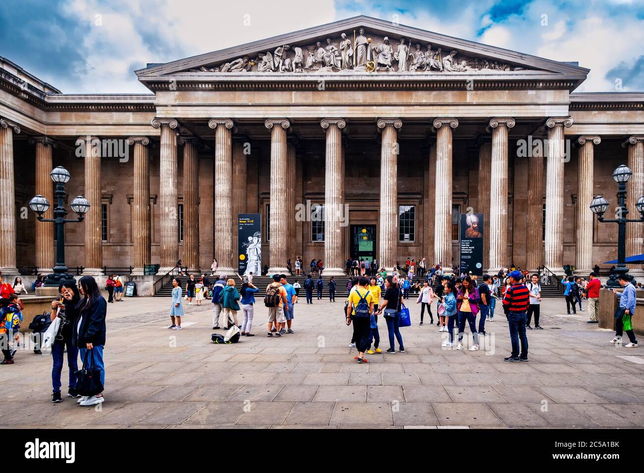 Il British Museum di Londra in una tipica giornata nuvolosa Foto Stock