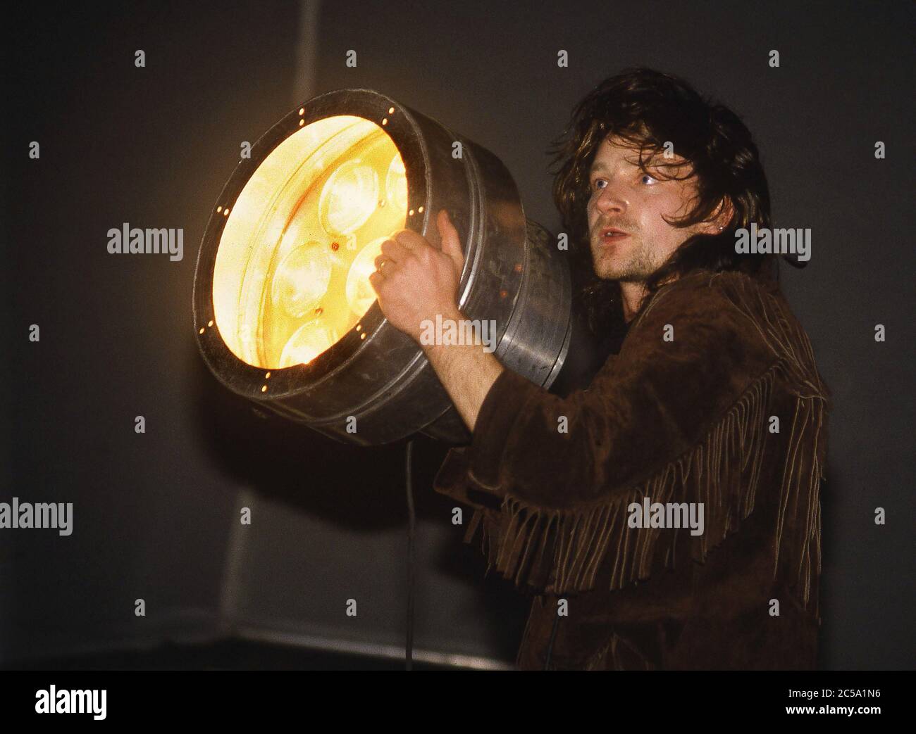 U2 esibirsi al concerto di autoaiuto in favore della disoccupazione in Irlanda presso lo stand RDS Anglesea, Ballsbridge, Dublino, Irlanda 17 maggio 1986: Bono Foto Stock