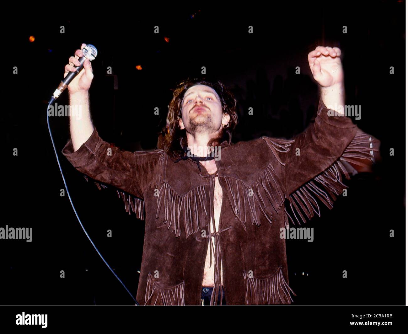 U2 esibirsi al concerto di autoaiuto in favore della disoccupazione in Irlanda presso lo stand RDS Anglesea, Ballsbridge, Dublino, Irlanda 17 maggio 1986: Bono Foto Stock