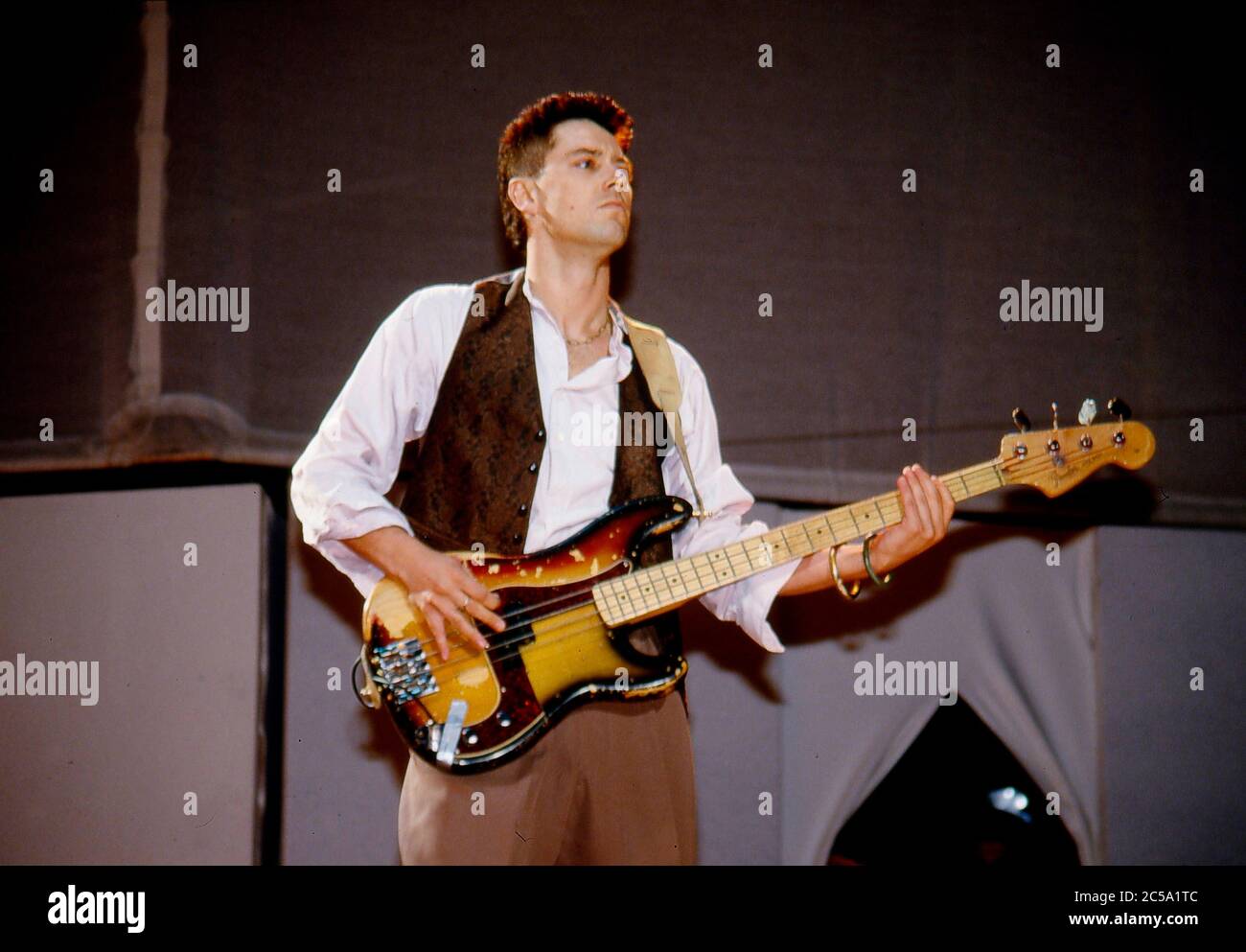 U2 esibendosi al concerto di Self Aid in aiuto della disoccupazione in Irlanda presso lo stand RDS Anglesea, Ballsbridge, Dublino, Irlanda 17 maggio 1986: Adam Clay Foto Stock