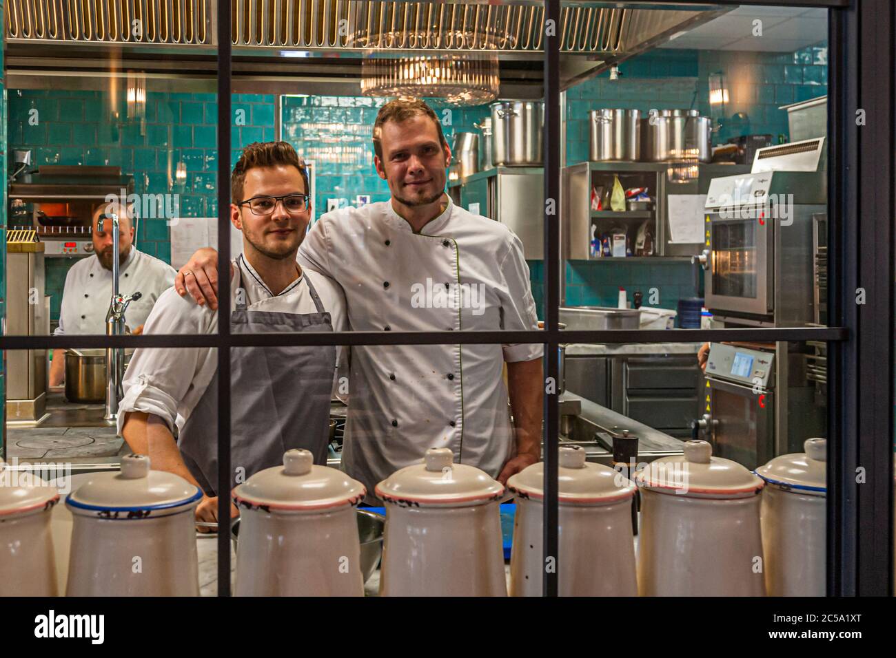 Una buona squadra in tempi turbolenti. Lo chef Philipp Hühner (r.) e il suo sous-chef fino a Retting (l.) hanno molto da fare durante i giorni della Documenta. Hotel Renthof, Kassel, Germania Foto Stock