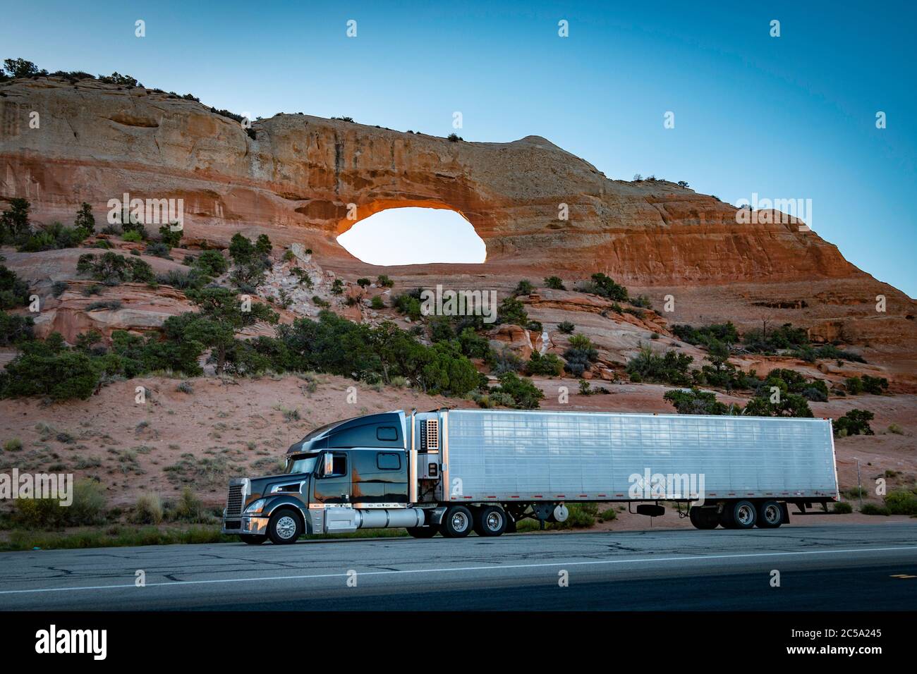 Il conducente di camion, l'eroe non cantato, porta le forniture necessarie della nostra vita quotidiana Foto Stock