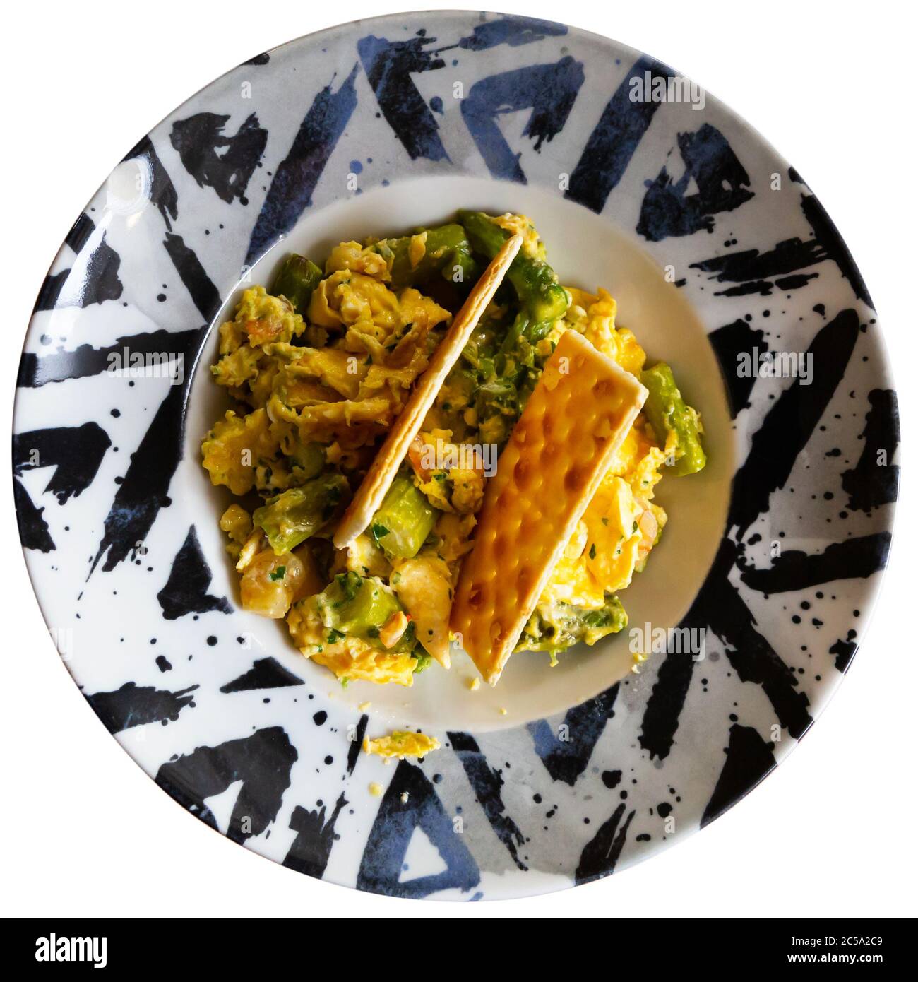 Uova strapazzate con gamberi e asparagi selvatici serviti con croccante. Cucina tipica di Cordova. Isolato su sfondo bianco Foto Stock