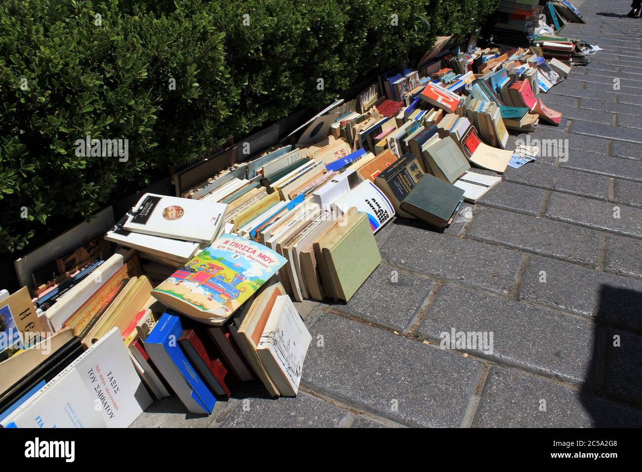 Grecia, Atene, giugno 28 2020 - Libri e riviste in vendita al mercato di strada nel centro di Atene. Foto Stock